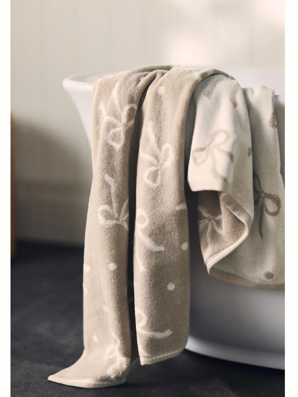 🎀Anthropologie Hand Towel Bath Neutral Icon Bow Pattern Portugal